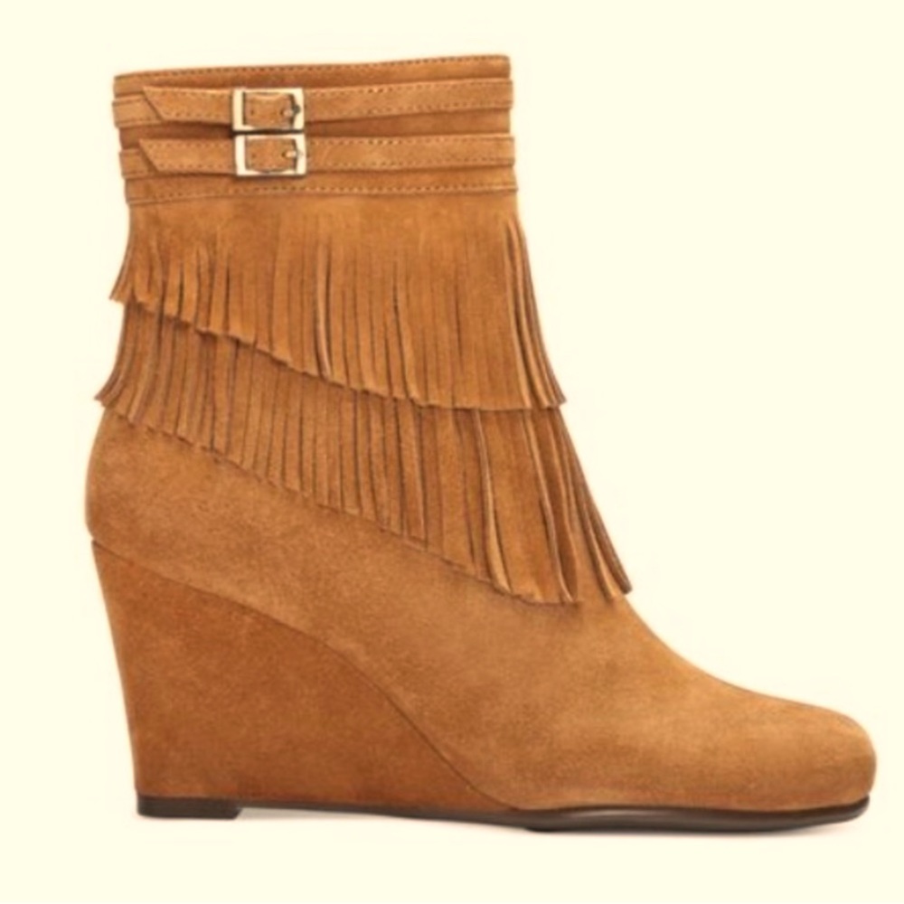 Fall booties!! Suede Tan Aerosoles Plumming Bird wedge booties 7.5!